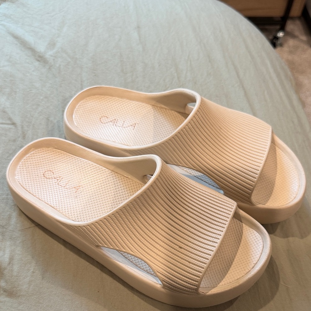 CALIA by Carrie Underwood Cream Slide Sandals
